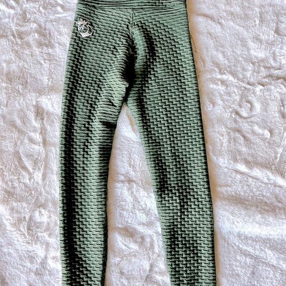 Bootyqueen apparel IDEAL legging. Size small. Olive green. - Picture 2 of 6